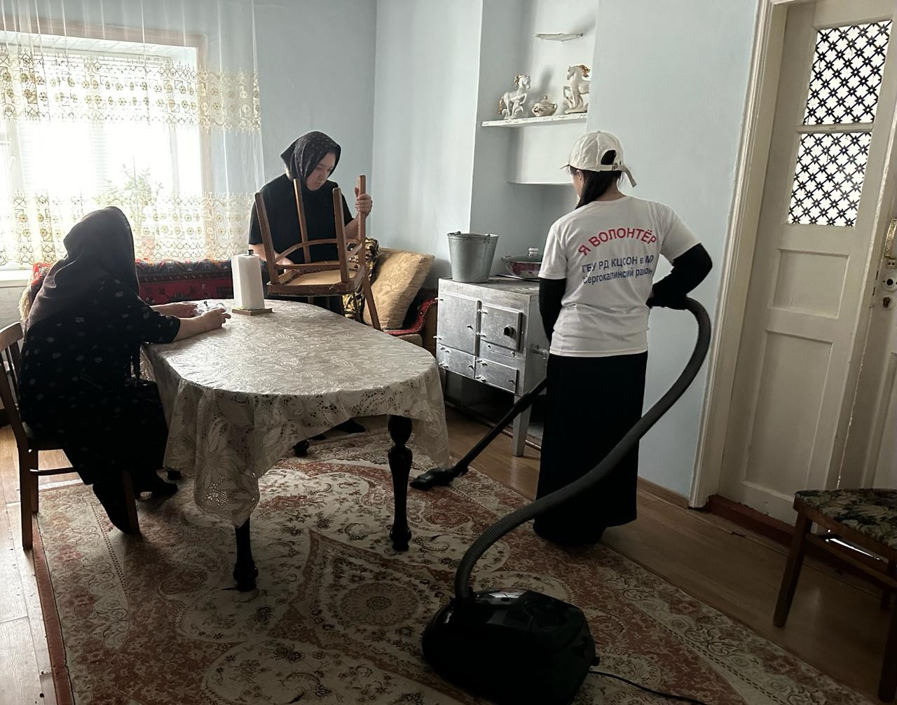 Специалист Центра социального обслуживания Сергокалинского района Алхасова Марият совместно с волонтерами провели акцию "Несем добро".